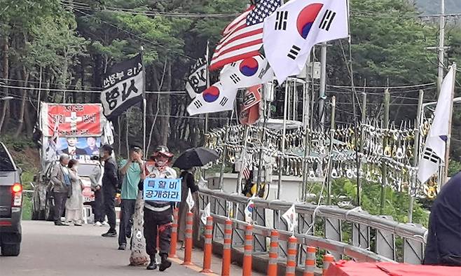 지난 8일 경남 양산 하북면 평산마을 문재인 전 대통령 사저 인근 도로에서 한 보수단체 회원이 집회를 하고 있다. 뉴스1