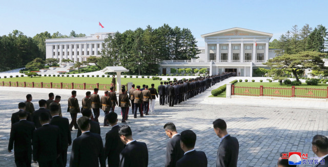 북한 노동당 중앙위원회 관계자들이 지난 8일 열린 제8기 제5차 전원회의 확대회의에 참석하기 위해 줄을 서 있다./연합뉴스