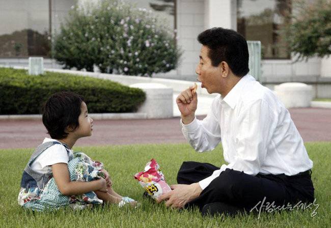 노 전 대통령 재임 시절 손녀 서은 씨와 함께 찍은 사진. [노무현사료관 제공]