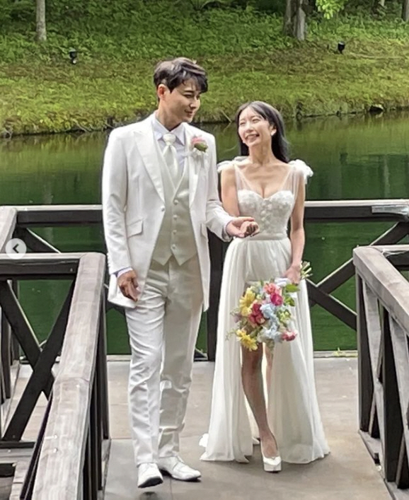 Singer Lee Ji-hoon has promised his life again with wife Sei Ashina.Lee Ji-hoon posted a picture on his SNS on the 11th, saying, North Sea. I ask for my life as it is now.The photo shows Lee Ji-hoon, who is wearing a wedding dress, tuxedo and wedding at Japan with his wife Sei Ashina.The Lee Ji-hoon Sei Ashina couple, a well-suited pair, look at each other and envious with their love-stricken eyes.Meanwhile, Lee Ji-hoon married Sei Ashina, a 14-year-old Japanese, in Korea last November.