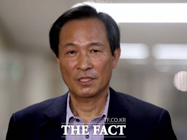 '우상호 비대위'가 10일 공식 출범했다. 전당대회 준비와 선거 연패 평가 등 곳곳이 암초지만 당내에선 기대감이 높은 분위기다. 지난 7일 오후 서울 여의도 국회에서 열린 의원총회를 마치고 나오는 우 위원장. /이선화 기자