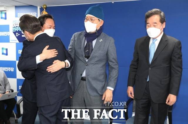 우 위원장은 전당대회 규칙과 관련해 손볼 수 있음을 시사했다. 대선 패배 후 지난 3월 10일 중앙당사에서 선대위 해단식에서 이재명 후보와 포옹하는 우상호 당시 총괄선대본부장(오른쪽부터). /남윤호 기자