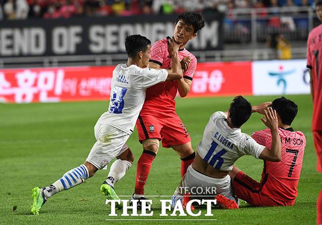 몸싸움 하는 파라과이 카살과 황인범(왼쪽부터).