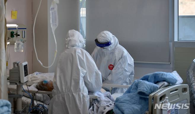 [대구=뉴시스] 이무열 기자 = 대구의 한 병원에서 코로나19 치료 병동에서 간호사들이 확진자를 돌보고 있다. 2022.01.19. lmy@newsis.com