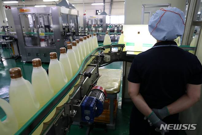 [인천=뉴시스] 백동현 기자 = 지난달 23일 오후 인천 서구 사조대림 인천공장 생산라인에서 식용유 생산이 한창이다. 2022.05.23. livertrent@newsis.com