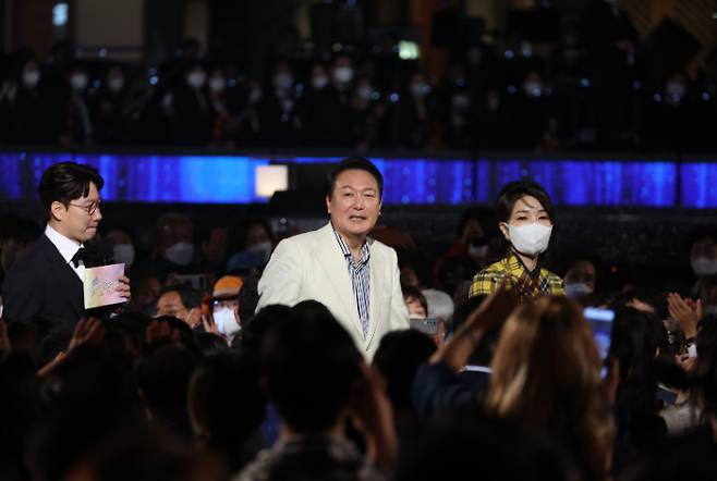 윤석열 대통령과 김건희 여사가 지난달 22일 청와대 대정원 야외무대에서 열린 청와대 국민개방기념 특별기획 KBS 열린음악회에서 인사하는 모습. 연합뉴스