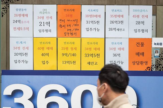 서울 시내 한 공인중개사 사무소 앞에 붙어 있는 매물 안내문.  전세시장의 안정여부가 하반기 집값의 방향타 역할을 할 전망이다. /뉴스1