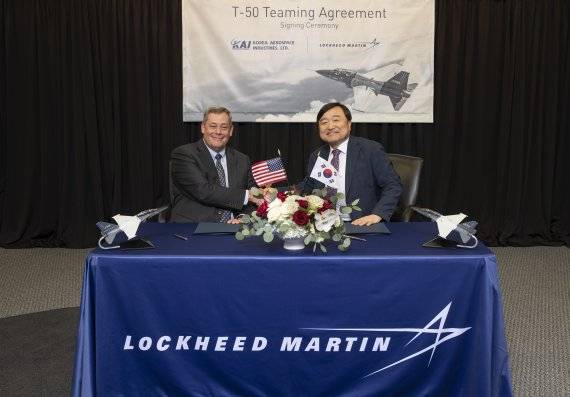 그레그 얼머 록히드마틴사 사장과 안현호 KAI 사장(오른쪽)이 협력합의서 체결후 악수를 하고 있다. KAI 제공