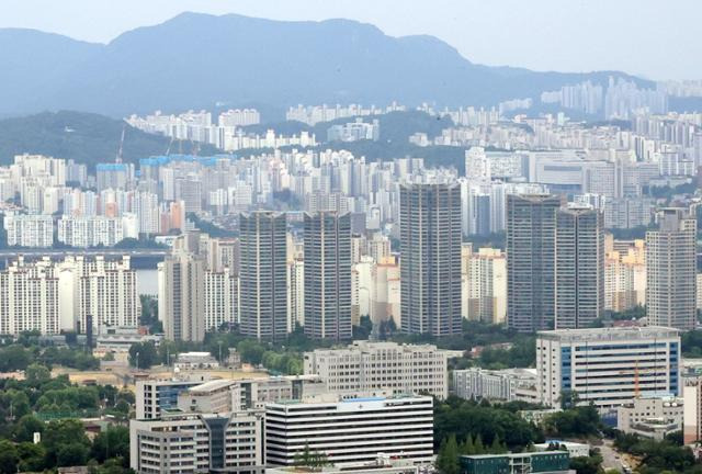 5일 오후 남산에서 바라본 서울 시내 아파트 단지의 모습. 연합뉴스