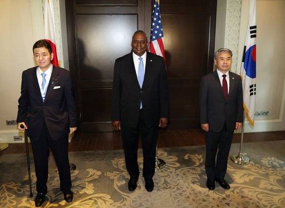 샹그릴라 대화에 참석 중인 이종섭 국방부 장관(오른쪽)이 11일 싱가포르 샹그릴라 호텔에서 열린 한미일 국방장관회담에서 로이드 오스틴 미국 국방장관(가운데), 기시 노부오 일본 방위상과 기념 촬영을 하고 있다. [뉴스1]