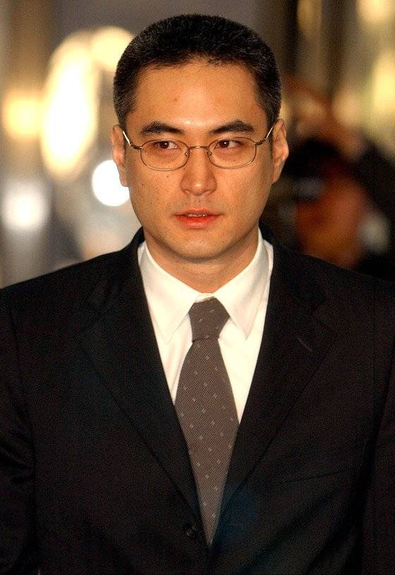 이재관 새한그룹 전 부회장의 2002년 검찰 출석 모습. [중앙포토]