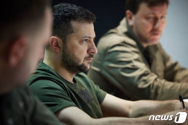 볼로디미르 젤렌스키 우크라이나 대통령이 5일(현지시간) 개전 이후 두번째로 자포리자 전선을 방문해 전황 관련 보고를 받고 있다. / (C) AFP=뉴스1