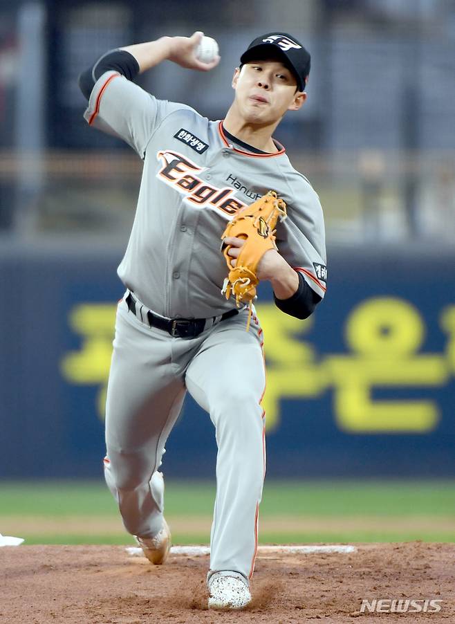 [광주=뉴시스] 류형근 기자 = 5일 오후 광주 북구 광주-기아챔피언스필드에서 열린 2022프로야구 KIA 타이거즈 대 한화 이글스의 경기, 1회말 무사에서 한화 선발투수 윤대경이 역투하고 있다. 2022.04.05. hgryu77@newsis.com