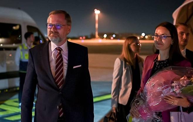 오는 7월 EU 의장국이 되는 체코의 페트르 피알라 총리(왼쪽)가 지난 8일(현지시간) EU 회원국들 의견을 수렴하는 차원에서 이탈리아를 찾아 로마 공항에 막 내린&nbsp;모습. 피알라 총리 SNS 캡처