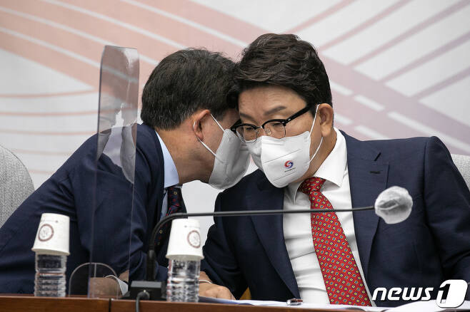 권성동 국민의힘 원내대표(오른쪽)와 성일종 정책위의장이 10일 오전 서울 여의도 국회에서 열린 원내대책회의에서 이야기를 나누고 있다. (공동취재) 2022.6.10/뉴스1 © News1 이재명 기자