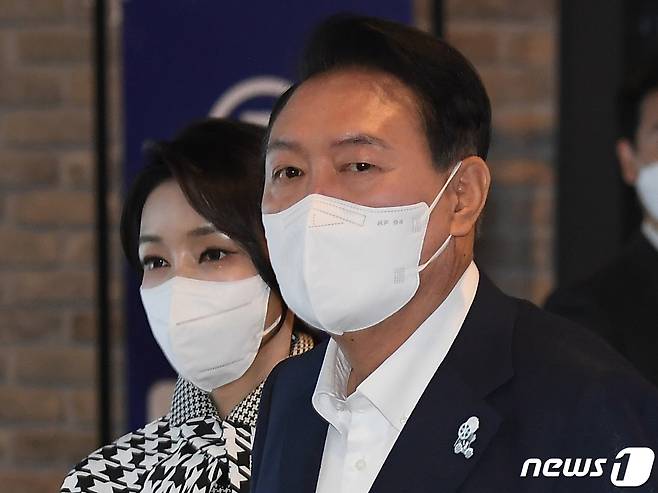 윤석열 대통령이 12일 오후 서울 메가박스 성수점에서 부인 김건희 여사와 제75회 칸 국제영화제 남우주연상(송강호) 수상작 영화 '브로커'를 관람했다. (대통령실사진기자단) 2022.6.12/뉴스1 ⓒ News1 안은나 기자