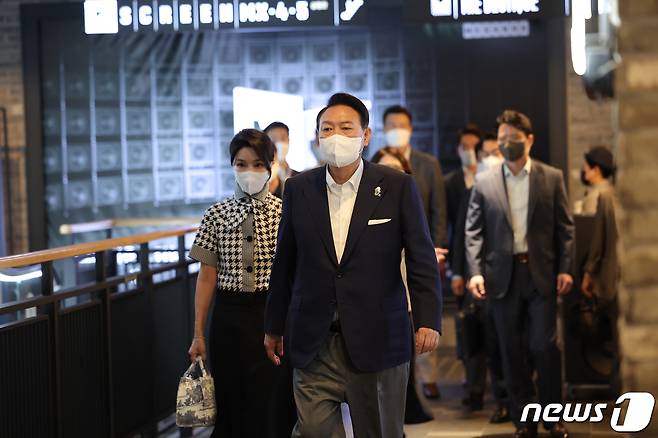 윤석열 대통령이 12일 오후 서울 메가박스 성수점에서 부인 김건희 여사와 제75회 칸 국제영화제 남우주연상(송강호) 수상작 영화 '브로커'를 관람한 뒤 이동하고 있다. (대통령실 제공) 2022.6.12/뉴스1 ⓒ News1 안은나 기자
