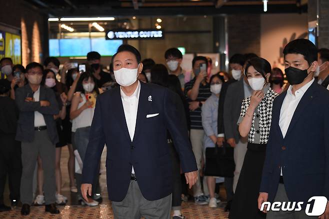 윤석열 대통령이 12일 오후 서울 메가박스 성수점에서 부인 김건희 여사와 제75회 칸 국제영화제 남우주연상(송강호) 수상작 영화 '브로커'를 관람한 뒤 이동하고 있다. (대통령실사진기자단) 2022.6.12/뉴스1 ⓒ News1 안은나 기자