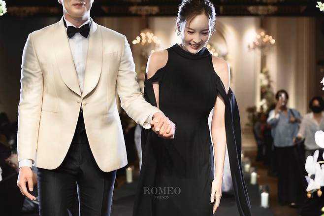 Seoul=) = A photo of the wedding ceremony of actor Seo Young (38 and real name Kim Seo Young) has been released.On the 13th, Happy Merid Company opened a wedding photo of Seo Young at the Seoul Motivation the day before.The wedding ceremony was held privately with only close relatives and acquaintances invited.Seo Youngs husband is a non-entertainer who is one year younger, and the two have developed from friends to lovers and have been fruitful for over a year.Seo Young is now three months pregnant.He said in a handwritten letter on March 3, Everything is the first time I have been concentrating on my body and mind, which is changing rapidly every day, and I am living in a throbbing heart and a cautious heart.I am surprised that I can not believe it now, but I will come to my child and I will be more responsible and happy family and greet him as a wonderful actor after childbirth.Meanwhile, Seo Young made his debut in 2006 through MBC drama What are you doing?He also appeared in OCN Kid Gang, Medical Kibang Movie Theater, Kyungsung Kibang Movie Theater, Yacha, SBS Mrs. Cop 2, Romantic Doctor Kim Sabu Season 1 and 2.