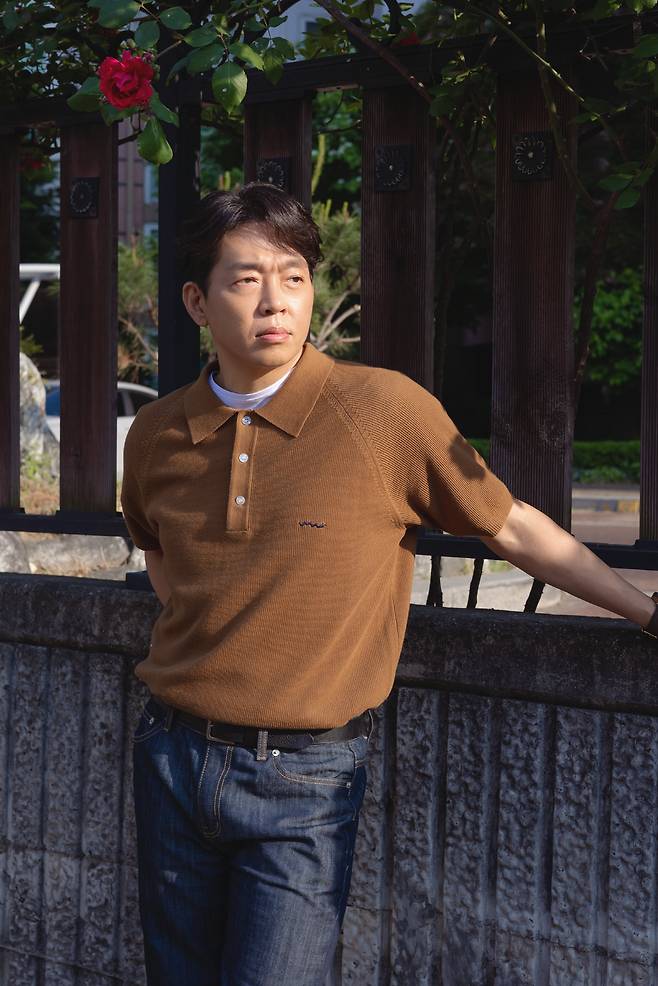 Actor Park Ji-hwan mentioned his breathing with Choi Young-jun, who was his best friend.Park Ji-hwan recently met at a cafe in Gangnam-gu, Seoul and conducted TVN Saturday Drama Our Blues (Noh Hee-kyung playwright, directed by Kim Gyu-tae Kim Yang-hee Lee Jung-mook) End Interview.Park Ji-hwan revealed he also felt thrilled in his act with Choi Young-jun.I wanted to hit the moment when my mother went out (out) in the past reminiscences with Hosik.The feeling that made the Friend so strange for him. He came up.Then I went to my daughter and gave her money, and there are many scenes that I admired Choi Young-jun Actor.So did the screens that reconcile with Acting, and every god with that Friend happy: What are you two going to have a meeting about? Youre going to have feelings like this, so lets do this.How about that? He doesnt say that. Lets go! Lets go! And then he says, Were ready.And if you were looking at the Friends eyes, you wouldnt promise, but if you did it as it was, you wouldnt have finished it and felt like it was natural.Certainly Choi Young-jun was a good actor, a great friend. Privately, he became a friend. He was the same age.They talked about each others baby and all the Gojuals in the Americas and became so close. Son (Bae Hyun-sung) also frequently contacted and said, I enjoyed the movie, Dad! And my daughter-in-law (Roh Yoon-seo) also said, Samchun!I became so close to each other, he said.Park Ji-hwan then commented on Bae Hyun-sung: Its a Friend with a really pale-colored charm, theres a strange beauty, its fun to look at if you look in.There is fun to see anguish, some innocent, some moments are like a big inspiration, and it is very, very true.The attitude toward what you treat is also fun to talk about, organize and organize emotions. It is good to talk about this and that when you rest with Friend. Choi Young-jun is a friend of two: Park Ji-hwan said,  (to Choi Young-jun) Baby, did you see the moon yesterday?I thought of you, and I am Friend. I have a very pleasant conversation with the Friend.I thought Id like you, and the Friend said yes. I didnt know Id sit down and share my heart.Son and his daughter were wonderful and so good friends, and the sum of the members was so good that I was so uncomfortable that I wanted to bless them because I was blessed. Our Blues is a backdrop for the Pureung village, with the end or peak of life, and support for all life standing at the beginning, with the simple Kahaani of ordinary neighbors selling fish, growing up there, peddling with substance, lorrying in all things, and selling food in the market.Especially, it takes a unique Omnibus format and 15 protagonists draw stories.Dongseok (Lee Byung-hun), Suna (Shin Min-ah), Hansu (Cha Seung-won), Eun-hee (Lee Jung Eun), Young-ok (Han Ji-min), Jung-jun (Kim Woo-bin), Ok-dong (Kim Hye-ja), Chun-hee (Godusim), Miran (Uhm Jung-hwa), Human Rights (Park Ji-hwan), Ho-sik (Choi Young-jun), Hyun (Bae Hyun-sung), Yeongju (Noh Yoon-seo), Eun-gi (Ki-so-yu), and Young-hee (Jung Eun-hye).The message that everyones life should be noble and happy was unfolded with the amazing writing power of Noh Hee-kyung writer.Park Ji-hwan has led the drama as a heroine in the drama.I was well received for various stories such as the pregnancy of my childs child, Kahaani, and the story of the friend who was a friend from childhood.Park Ji-hwan is attracting attention not only through Our Blues but also through Crime City 2, which appeared after Season 1.