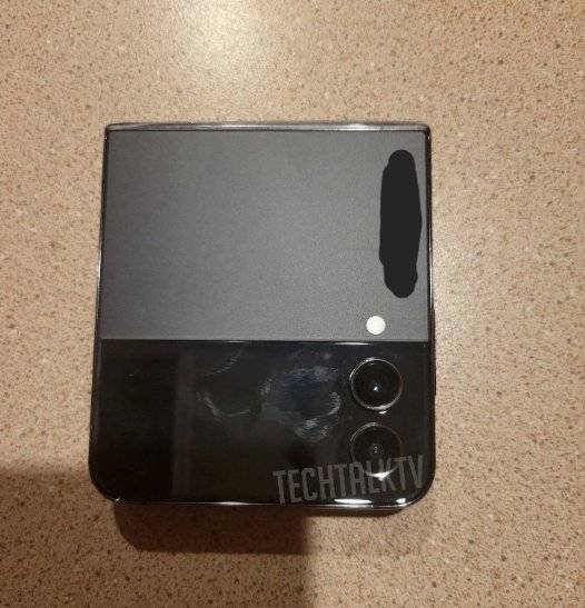 갤럭시Z플립4로 추정되는 실물 유출 이미지. 폰아레나 캡처.