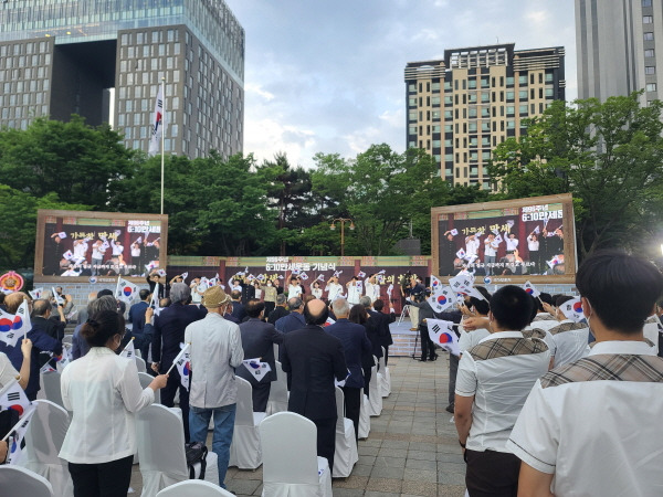 각계각층의 많은 시민과 학생들이 참석해 6.10만세운동의 의미를 마음에 새겼다.