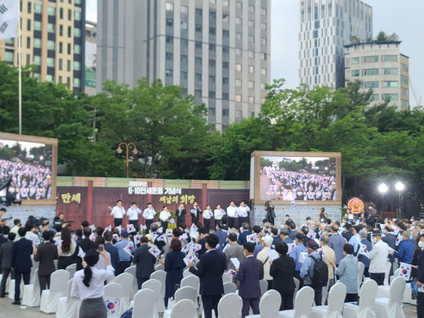 ‘시련 속에서도 불꽃 같은 용기로 아름다운 대한민국을 만들어 가겠다’는 뜻이 담긴 ‘소원’ 노래가 울려퍼졌다.