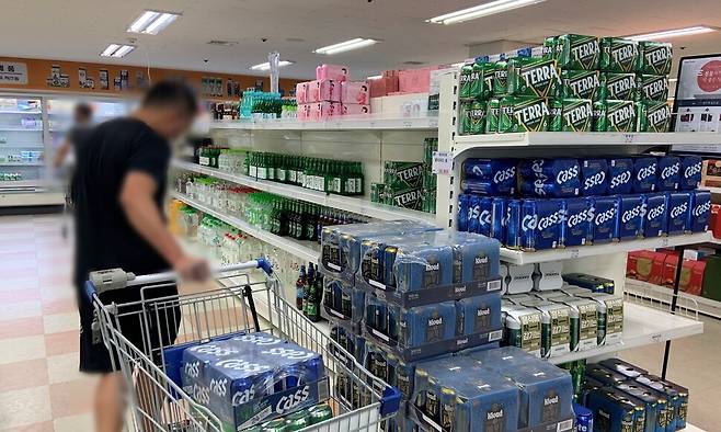 지난 10일 오전 대전 자운대 쇼핑타운에서 한 이용자가 맥주를 사고 있다. 이곳에서는 ㅌ맥주 캔 355㎖ 6개 한 묶음이 4200원으로 시중가 1만50원보다 5850원 저렴했다.