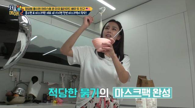 홍수현이 '서울메이트2'에서 피부 관리 꿀팁을 공개했다. 그는 요거트꿀팩을 만들었다. tvN 캡처