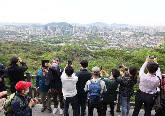 북악산 등산로 중간에 설치된 전망대에서 서울 도심을 바라보는 시민들. 김상선 기자