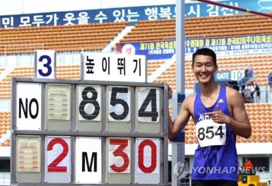 남자 높이뛰기의 간판 우상혁이 2m30을 넘고 스코어보드 옆에 서 있는 모습. 스코어보드는 시기, 번호, 결과 등을  알려준다. [연합뉴스 자료사진].