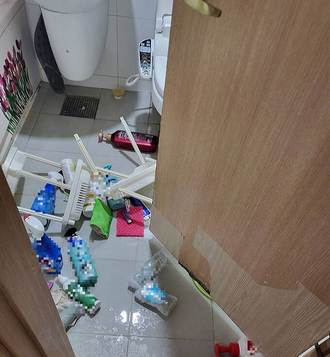 지난 3일 오전 인천 서구에 사는 김지윤(60)씨의 발달장애인 아들 A씨가 목욕하는 과정에서 몸부림을 쳐 화장실 안이 어질러져 있다. 김씨 제공