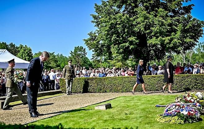 페트르 피알라 체코 총리가 12일(현지시간) 리디체 학살 80주년을 맞아 추모관 앞에서 헌화 및&nbsp;묵념을 하고 있다.&nbsp;피알라 총리 SNS 캡처