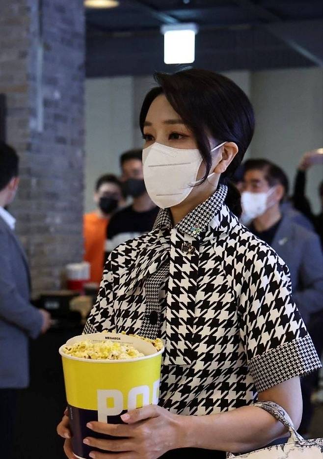 팝콘을 들고 있는 김건희 여사. 강신업 변호사 페이스북