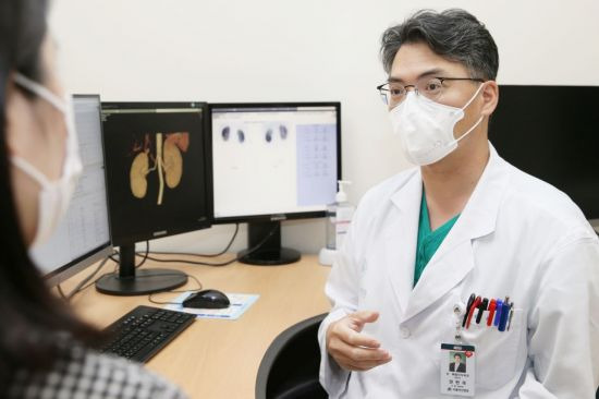 서울아산병원 신췌장이식외과 권현욱 교수가 고위험 신장이식 수술 예정 환자를 진료하고 있다.