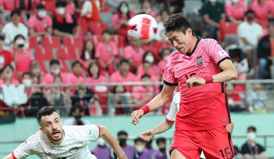 Hwang Ui-jo, center, heads in Korea's first goal in a game against Egypt at Seoul World Cup Stadium in Mapo District, western Seoul. [YONHAP]