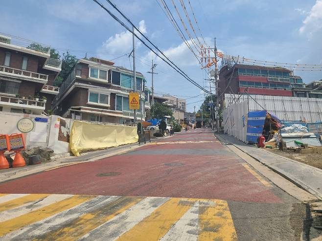13일 오후 서울 관악구 난곡동 주사랑공동체 교회가 위치한 골목 언덕. 서울 관악구 신림동 우림시장 버스정류장에서 교회까지 가파른 골목길로 이어져 있다. 도보로 약 10분 걸은 뒤에야 교회에 도착할 수 있었다. / 사진 = 하수민기자