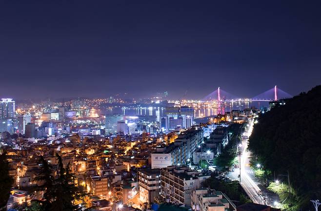 산복도로와 그 아래 부산 야경