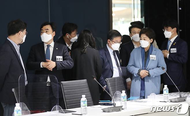 김기식 더미래연구소장(왼쪽부터), 윤관석, 위성곤, 김성환, 남인순, 천준호 의원이 14일 오전 서울 여의도 국민일보 빌딩에서 열린 더불어민주당 의원모임 '더좋은미래'의 비공개 전체회의에 참석해 대화를 나누고 있다. 이날 회의에서는 4·7 재보궐선거 평가와 당 쇄신안 등을 논의하며 김기식 더미래연구소장이 발제에 나선다. 2021.4.14/뉴스1 © News1 박세연 기자