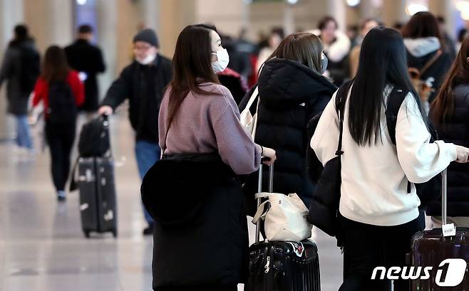 인천국제공항 입국장으로 도착한 여행객들이 발걸음을 옮기고 있다.=© News1 박정호 기자