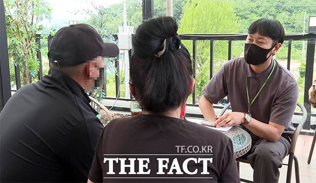 재외동포(F-4) 비자 외국인들이 취재진에게 고충을 토로하고 있다. /윤웅 기자