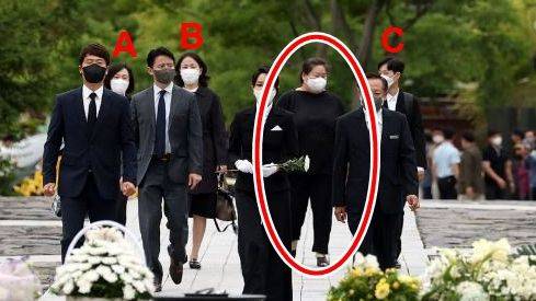 윤석열 대통령 부인 김건희 여사가 코바나컨텐츠 전 직원, 지인들과 13일 경남 김해 봉하마을을 찾아 고 노무현 전 대통령 묘역을 참배하며 헌화하고 있다. /대통령실 제공