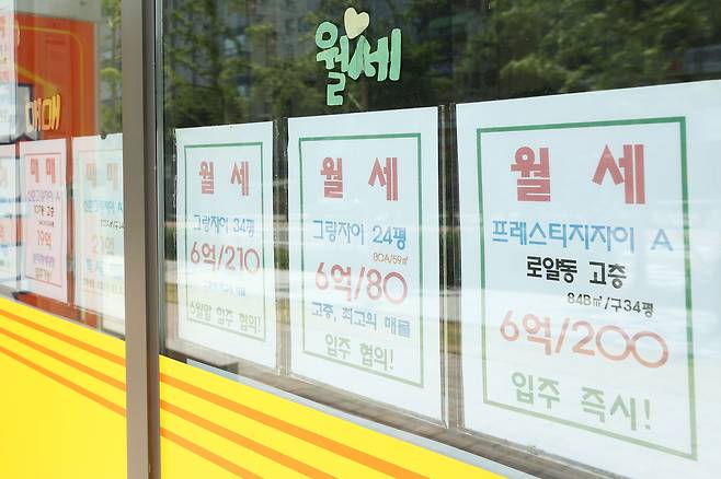 지난달 31일 서울 시내 한 부동산 중개업소에 붙은 전월세 안내문. /연합뉴스