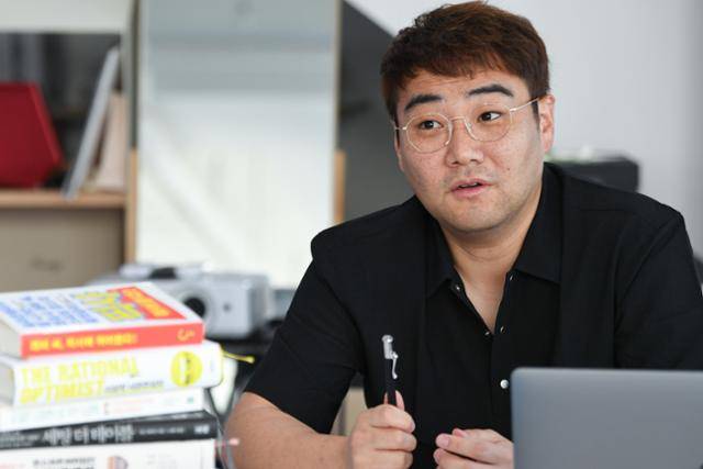 콘텐츠 구독 서비스 '프로젝트 썸원(Project Somewon)'을 운영하는 윤성원(37)씨. 김하겸 인턴기자