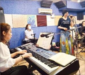 지난 13일 서울 양재동에서 연습하고 있는 배장은(왼쪽)과 웅산.