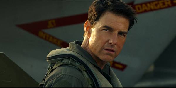 영화 ‘탑건: 매버릭’에서 주연배우 톰 크루즈가 전투기 앞에 서 있다. 36년 전의 풋풋한 모습과 다른 노련함으로 차세대 할리우드 배우들과 함께 실감나는 항공 액션 블록버스터를 완성했다. 롯데엔터테인먼트 제공