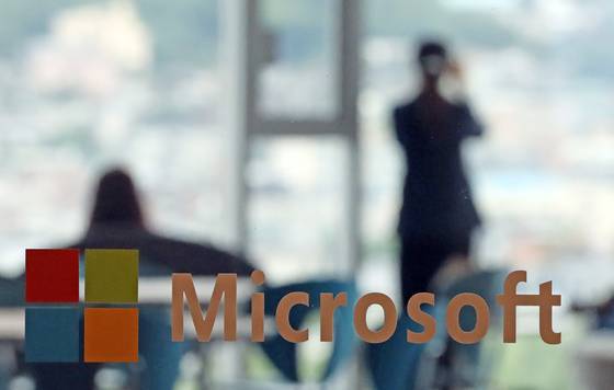 (서울=뉴스1) 장수영 기자 = 15일 서울 종로구에 위치한 한국마이크로소프트 출입구의 모습.  마이크로소프트가 15일 인터넷 익스플로러(IE)에 대한 공식 지원을 종료한다.   지난 1995년 8월 17일 출시한 IE는 현재 IE11버전까지 이어져왔으나 다른 브라우저에 비해 느린 속도와 함께 취약한 보안문제 등으로 약 27년 만에 공식 지원이 종료된다. 2022.6.15/뉴스1