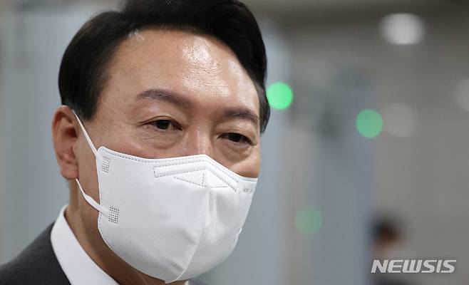 [서울=뉴시스] 홍효식 기자 = 윤석열 대통령이 15일 오전 서울 용산 대통령실 청사로 출근하며 취재진 질문에 답하고 있다. (대통령실통신사진기자단) 2022.06.15. yesphoto@newsis.com