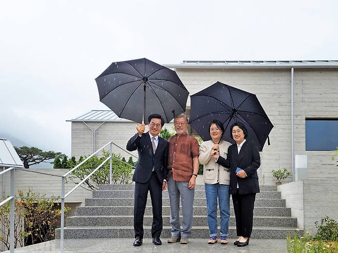 [서울=뉴시스] 전진환 기자 = 김동연 경기도지사 당선인 내외가 14일 경남 양산 평산마을을 찾아 문재인 전 대통령, 김정숙 여사를 예방, 기념촬영을 하고 있다. (사진=경기도지사 인수위 제공) 2022.06.14.  photo@newsis.com *재판매 및 DB 금지