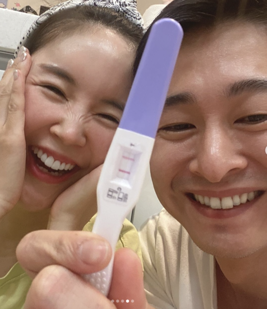 The third news of the broadcaster Jang Youngran was celebrated not only by fans but also by the entertainment industry.Jang Youngran married a oriental medicine doctor in 2009 and gave birth to one male and one female in the end. Jang Youngran was greatly loved by the entertainment industry representative, and on the 14th, Jang Youngran reported the news of the surprise pregnancy.And then we got a third pregnancy.Jang Youngran said, What I can not believe happened, the baby angel came to our family. I can not tell whether it is a dream or a birthday.Im old too. I did. I dont know. #pregnancy. He still dreamed.Jang Youngran, who also posted the two lines of clear pregnancy test, said, In fact, many people have made Taemong. Especially, he tagged Hong Hyon-hee and said, Sister dreamed of pregnancy.You were right. It turns out that Hong Hyon-hee gave me Taemong.So, Husband of Hong Hyon-hee, Jassin, commented, I congratulate my sister Hull!!!!!, and Jang Youngran showed a heartbreaking appearance saying, Hyun Hees dream is a big hit. In addition to this, the celebration of the entertainment industry was constantly continued. Lee Jung-jung, who appeared in My Wifes Taste together, congratulated me with his sincere congratulations, saying, I wanted to have my third Sister, but I really congratulate you.In addition, many entertainment acquaintances such as Ha Hee Ra, Park Si-eun, Seo Hyo-rim, Kim Ga-yeon Onara, Shinji, Park Mi-sun, Yang Hee-eun, Lee Soo-ji and Song Gain congratulate and celebrate the third pregnancy of Jang Youngran.Especially, Sambrother and Sister Father Haha said, Come on Sambrother and Sisterworld sister! Khahahaha is too big a blessing!And Shin Ae-ra said, Oh my God!(I have only two lines and a nose) I have been blessed by Family who has been so celebrating. Lets raise it from the gold side with health and happiness. He said, Did Hyun-hee envy you so much? Jang Youngran also responded, Sister has done that, Sister amton. I will do well.But Jang Youngran is still cautious, Im not saying yet. Its a cautious step.It was so hard to hide from people, # I was very pregnancy # I was very pregnancy. I will be good at broadcasting healthy and healthy, and I will do my best to raise children well. Above all, he hopes that the happy energy will spread to all those who prepare for his own writing and pregnancy. He added, I sincerely wish for the pregnancy to be full of heart, adding, Imminding outEspecially, the hospital was able to listen to the heart of the baby through the ultrasonic wave and the impression that it was touched by the impression.Jang Youngran usually said, Thank you for always being on my side, but I am grateful to my Husband like Father. I also conveyed the Happy Virus to the Korean Oriental Medicine Clinic,The couple boasted a special gold medal and the third news was transmitted, and many peoples blessings continue.SNS